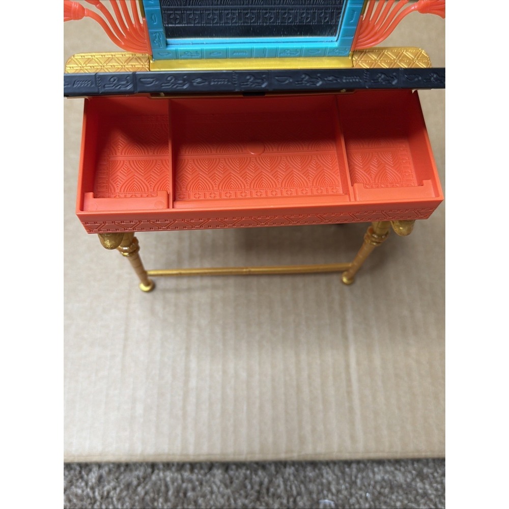 Monster High Doll G3 Cleo de Nile Self-scare Day Mirrored Vanity Table & Stool - Picture 8 of 9